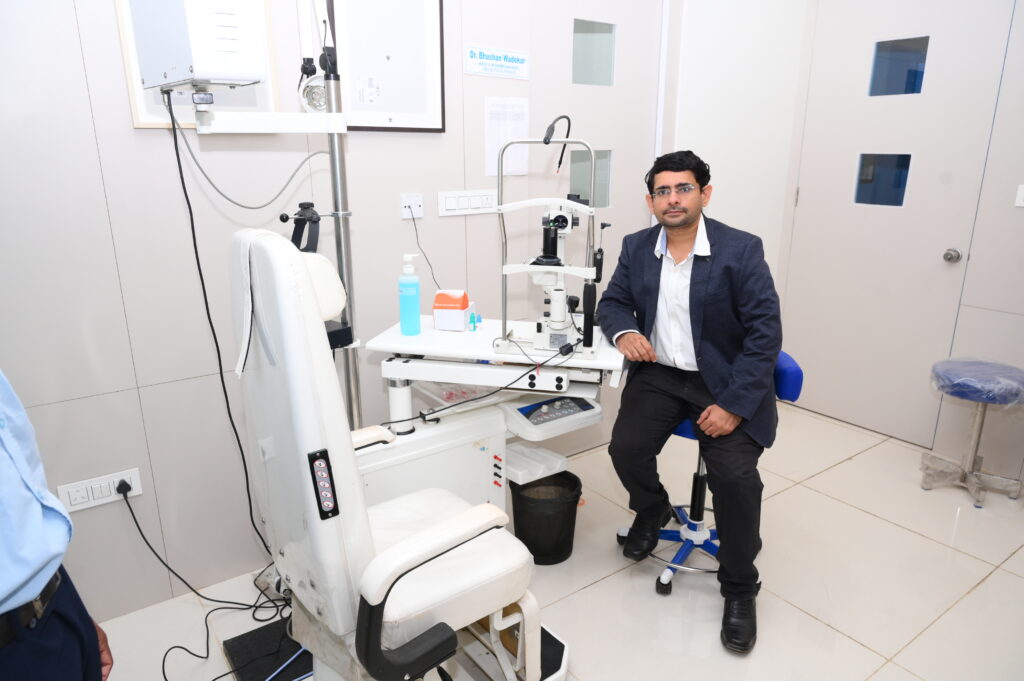 Expert eye specialist doctor in nandadeep eye hospital pune-branch-doctor-optometer-room